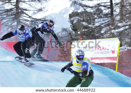 VEYSONNAZ, SWITZERLAND - JANUARY 15:  FIS World Championship Snowboard Cross finals. Finalist duel Alex Pullin against David Bakes on January 15, 2010 in Veysonnaz, Switzerland