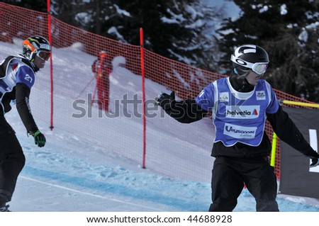 VEYSONNAZ, SWITZERLAND - JANUARY 15:  FIS World Championship Snowboard Cross finals. finalist Alex Pullin leads David Bakes on January 15, 2010 in Veysonnaz, Switzerland