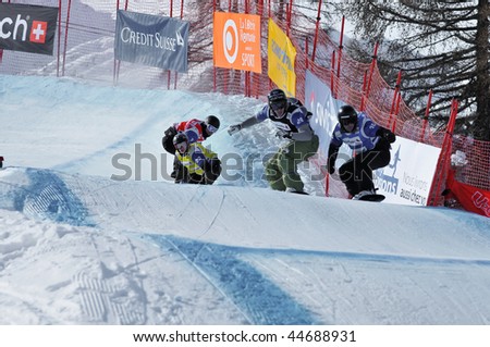 VEYSONNAZ, SWITZERLAND - JANUARY 15:  FIS World Championship Snowboard Cross finals. Bonvin leads a pack of finalists on January 15, 2010 in Veysonnaz, Switzerland