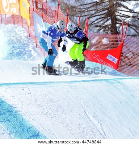 VEYSONNAZ, SWITZERLAND - JANUARY 15:  FIS World Championship Snowboard Cross finals. Finalists Simona Meiler (l) and Zoe Gillings (r).  January 15 in Veysonnaz, Switzerland