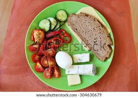 Breakfast without meat  /  Breakfast without meat, only vegetables and cheese with bread.
