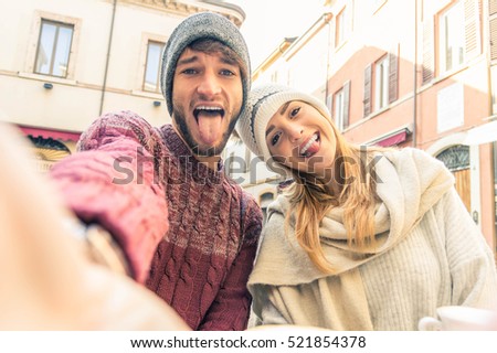 Couple of tourist taking a selfie in the city. Young people having fun togheter outdoor.