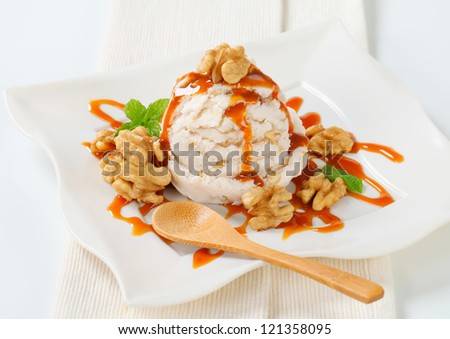 Walnut ice cream with caramel sauce