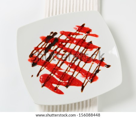 White plate decorated with caramel sauce