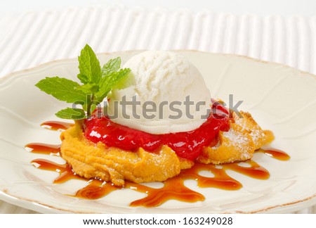 Spritz butter biscuits with ice cream and jam