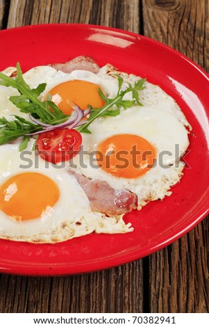 Sunny side up eggs with ham