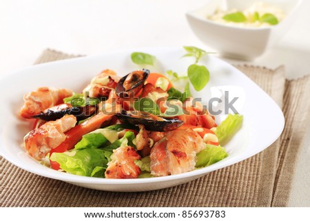 Salmon and mussel salad drizzled with Hollandaise sauce