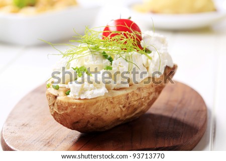 Baked potato with cottage cheese