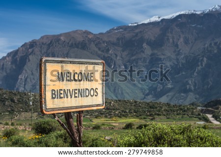 Welcome sign with spanish language on the old wood