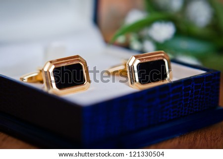 cufflinks on the blue leather box