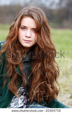La tristesse me tue Stock-photo-beautiful-young-woman-in-autumnal-park-20304718
