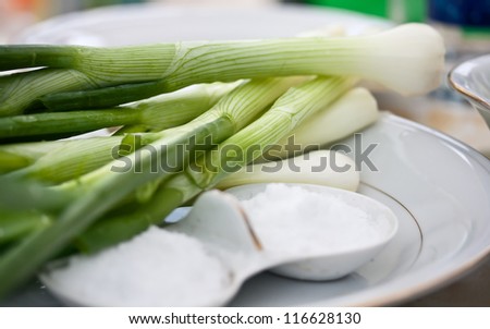 green onion salt salad food at plate