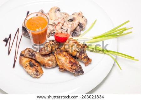 Fried wings with mushrooms and red sauce