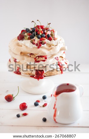 Coffee meringue cake with fruits