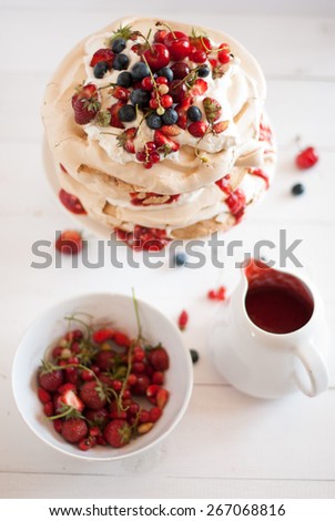 Coffee meringue cake with fruits