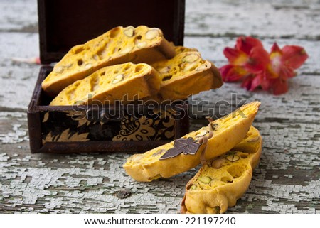 Italian biscuits with pumpkin and pistachio