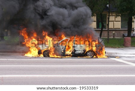 The burning car, Moscow, Prospect Mira. Smoke started suddenly from under the bonnet.