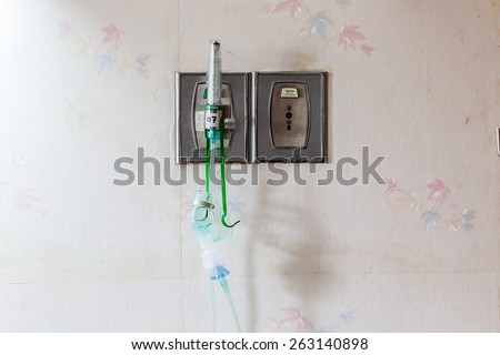 Medical oxygen mask and valve setting on wall