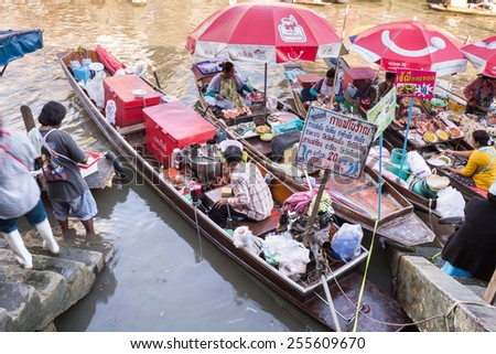 Tourism in Amphawa Many tourists Enjoy a sightseeing cruise on the market. Of eating and shopping
Amphawa Floating Market Amphawa, Samut Songkhram, Thailand.Photo taken Date 22 Feb 2015