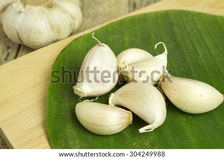 group of garlic on banana leaf