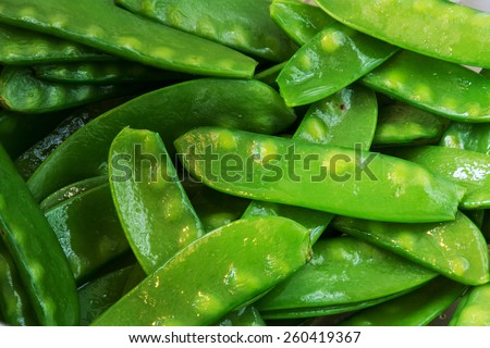 snow peas cooked, food background in green