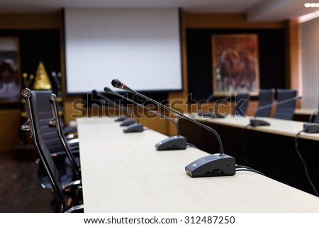 Selective focus microphone for meeting room.Meeting room.