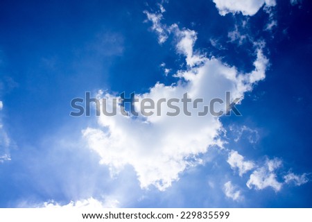 Characteristics of clouds and blue skies look bright light of the sun shining through the clouds and sky.