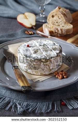 Bleu cendre, french mould cow\'s milk cheese, bread and red pear