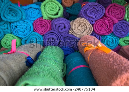 The image of group of towels toward the rolled colourful towels