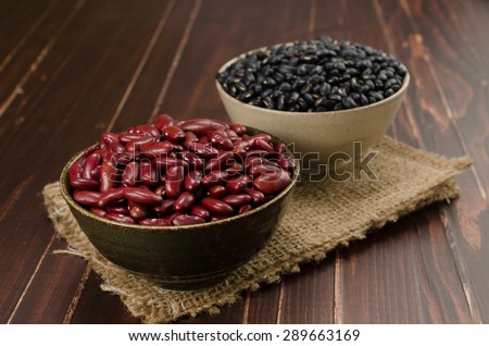 kidney bean and black bean in ceramic bowl on wooden board