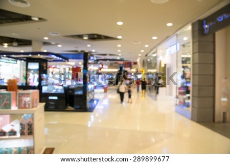The light atmosphere of the family within walking distance of shopping malls, out of focus and blurry.