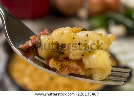 fork full of hot bacon and jalapeno mac and cheese \