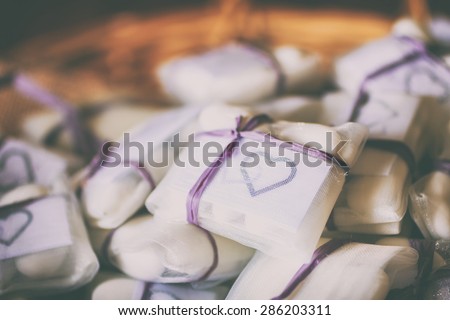 Preparation for wedding favors: confetti collection./Collection of wedding confetti