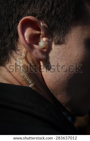 Color picture of a security agent with a earpiece