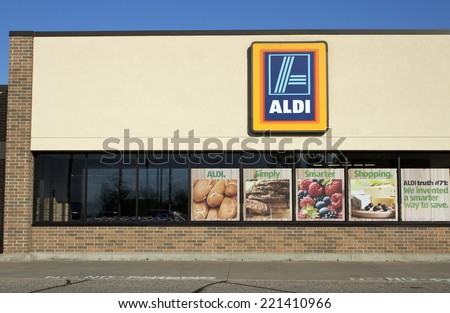 RIVER FALLS,WISCONSIN-OCTOBER 02,2014: Aldi retail storefront. Aldi is a discount grocer based in Germany.