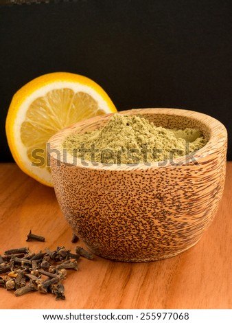 Henna powder with lemon and cloves