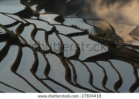 Yuanyang County is world famous for its Hani ethnic minority-constructed farming terraces that zigzag upwards over range upon range of slopes to a height of 144 to 2000 meters.