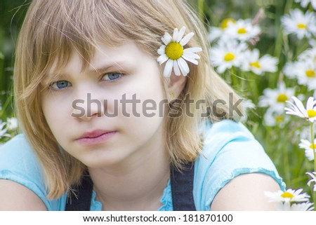 little girl with daisy in her hair