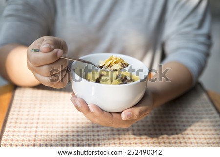 Hand holding food in the spoon
