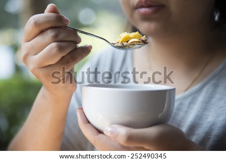 Hand holding food in the spoon