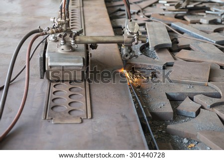 Gas cutting machine on steel plate