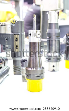 Industrial milling metal cutting tool with carbide cutter insert