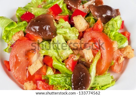 Salad with mushrooms, tomato, pepper lettuce and rusks