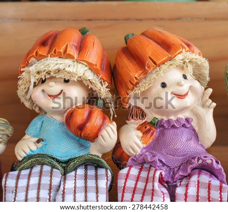 Resin Dolls with Pumpkin Hat, for Towel Hanger, Selective Focus, Blur Background
