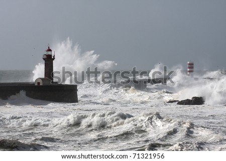Ten meters waves in Porto Lighthouse