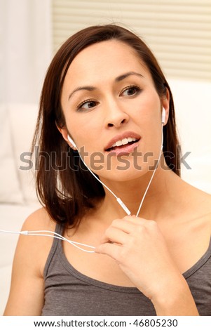 woman hearing music with her mp3 player