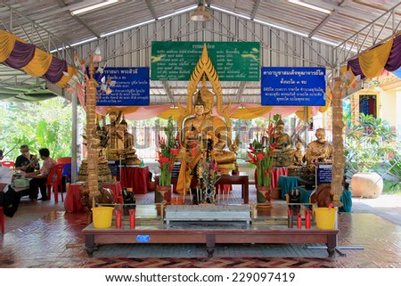 Samutsongkram, Thailand - March 16, 2013: Buddha covered with gold that buddhists put on at Bangnangleeyai Temple in Samutsongkram, Thailand