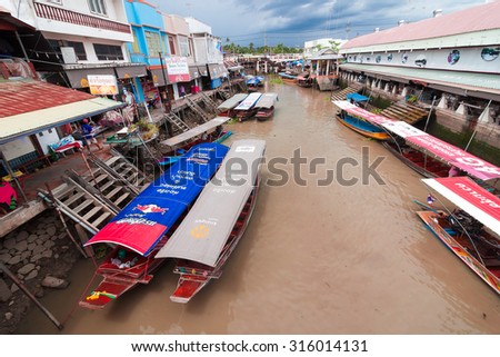 AMPAWA, SAMUT SONGKHRAM, THAILAND - September 11:Local merchant sell food ,fruits and product in the boat at Ampawa floating market,on September 11,2015 in Samutsongkhram,Thailand.