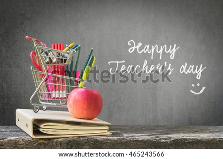 Happy teacher\'s day concept with freehand text message announcement & smiley face on green chalkboard background: Students sending greeting message to school teachers/ academia on special occasion