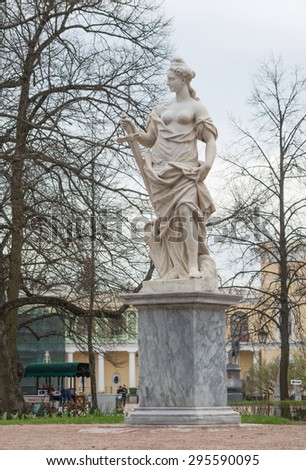 Pavlovsk Park, Russia - May 26,2015. Big circle. Statue of \